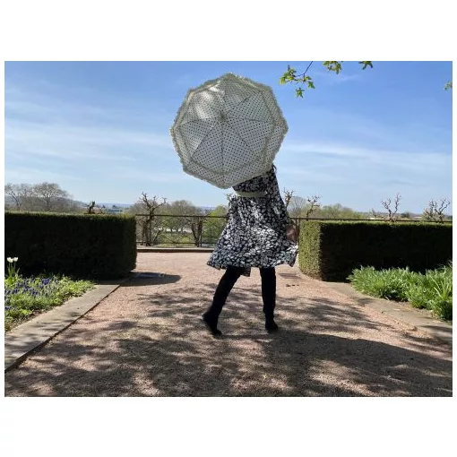 Esküvői fodros elefántcsont színű, kék pöttyökkel- UV szűrős - automata hosszúnyelű esernyő / napernyő - Mary - von Lilienfeld