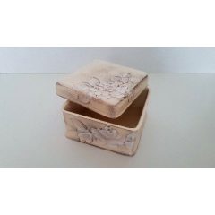   Domború mintás szögletes doboz, virágos natúr, kerámia, kézzel festett-13,5x13,5x11cm